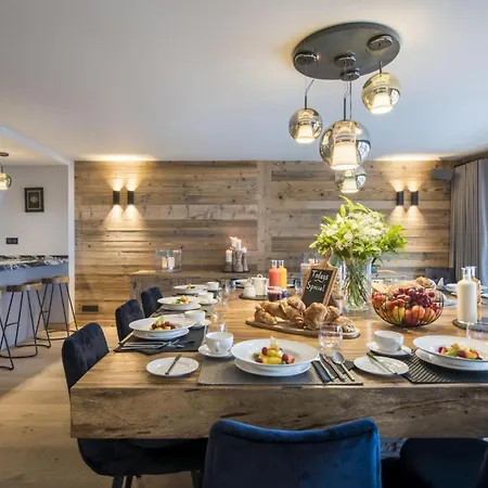 Majestic Alpine Escape: Chalet 木屋